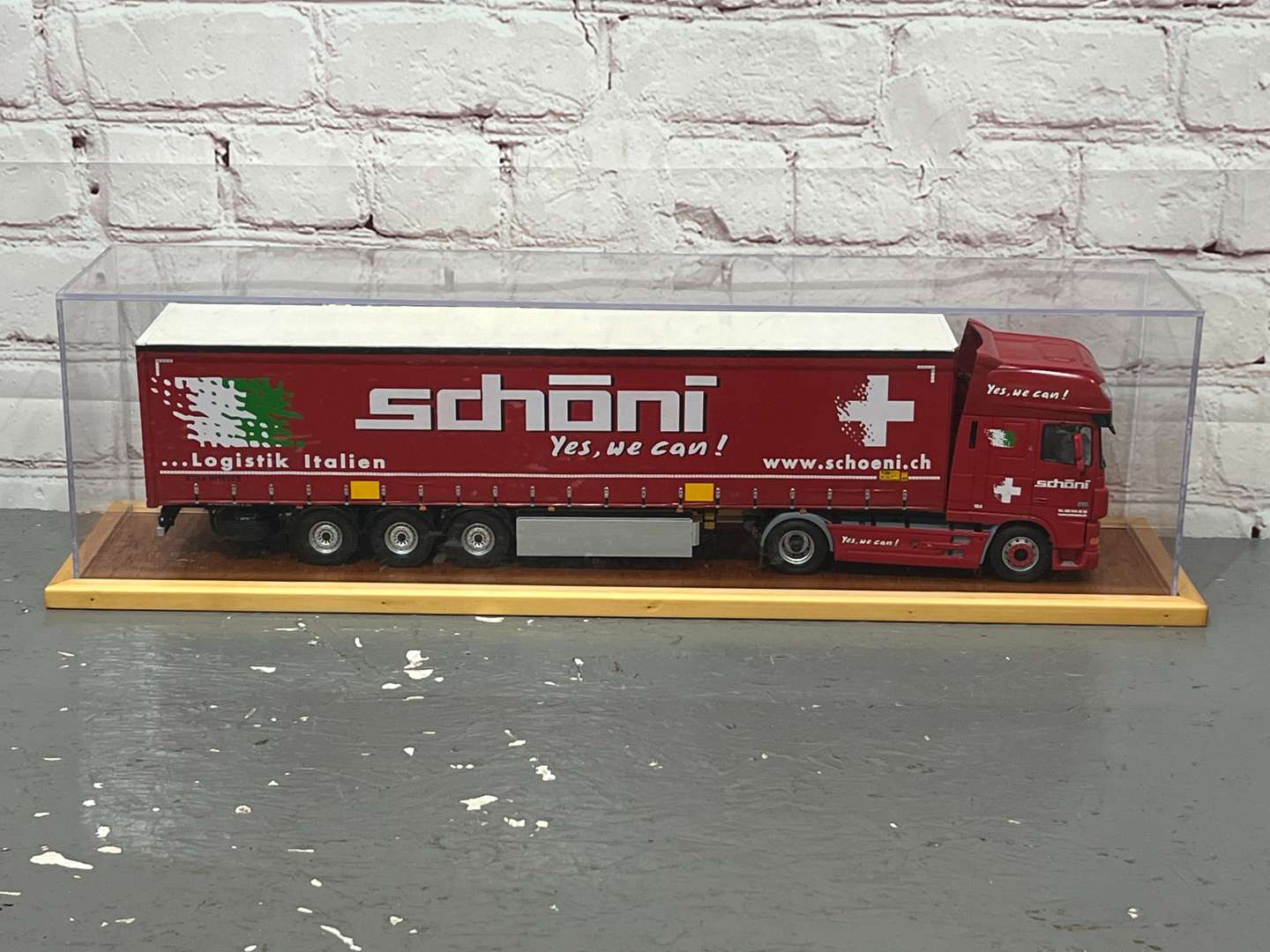 <p>DAF XF Schoni Artic Truck 1:24 Scale&nbsp;</p>