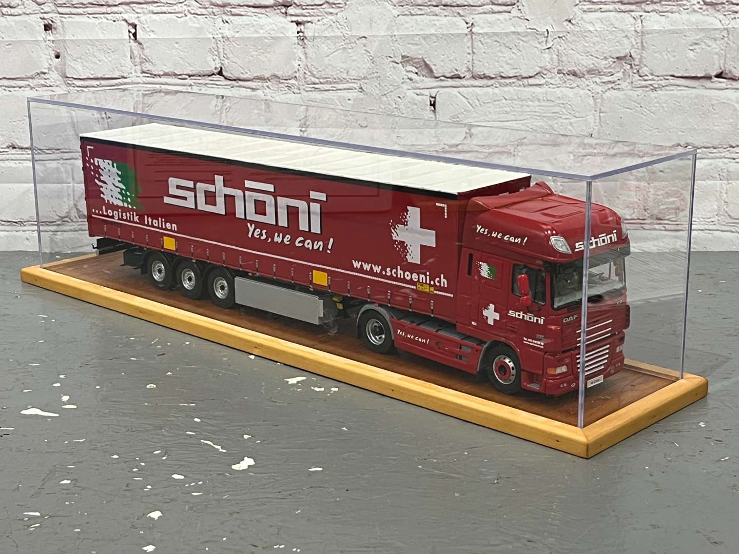 <p>DAF XF Schoni Artic Truck 1:24 Scale&nbsp;</p>
