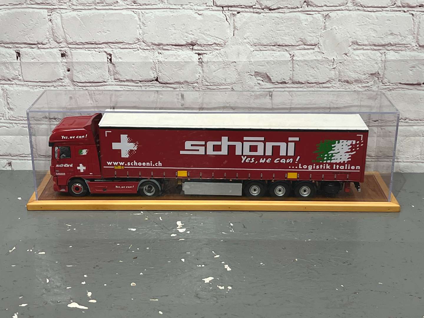 <p>DAF XF Schoni Artic Truck 1:24 Scale&nbsp;</p>
