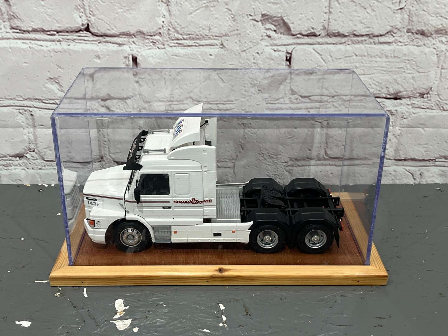<p>Scania King Of The Road Tractor Unit Cased 1:24 Scale</p>