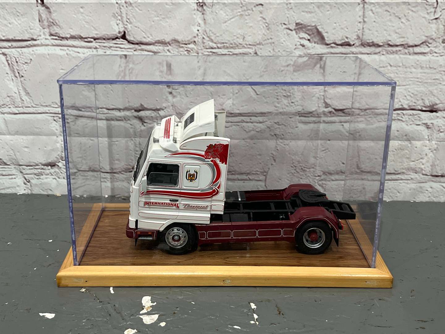 <p>Scania 450 Cased Tractor Unit 1:24 Scale</p>