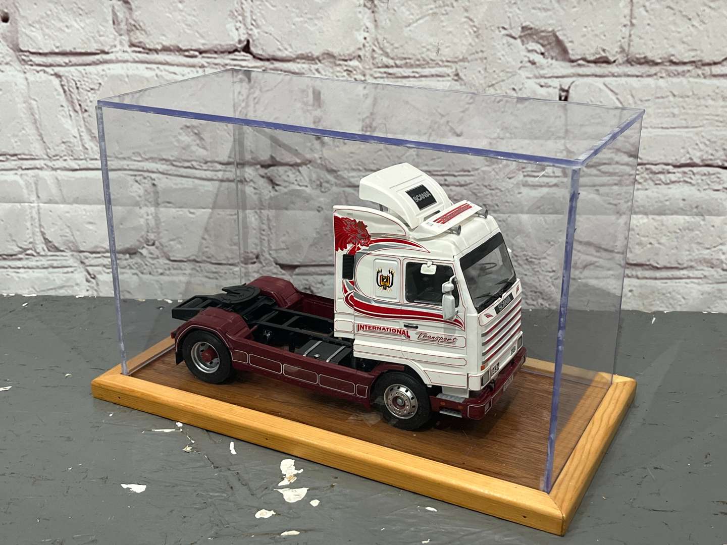 <p>Scania 450 Cased Tractor Unit 1:24 Scale</p>