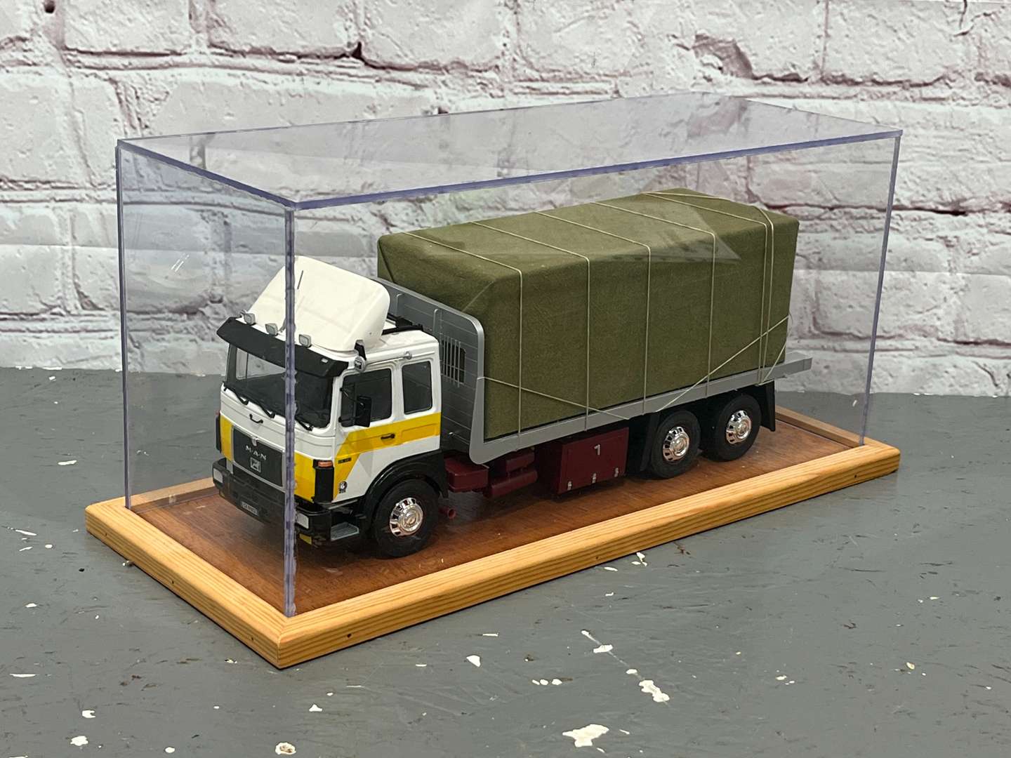 <p>Man Flat Bed Lorry Cased 1:24 Scale</p>