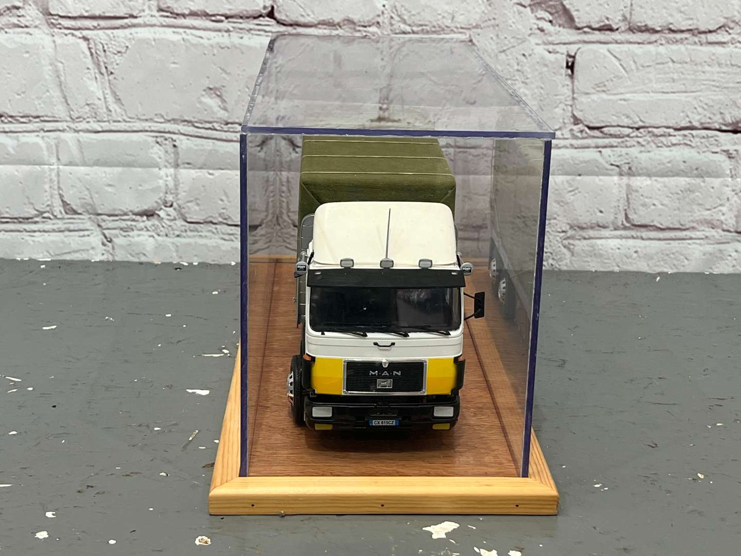 <p>Man Flat Bed Lorry Cased 1:24 Scale</p>