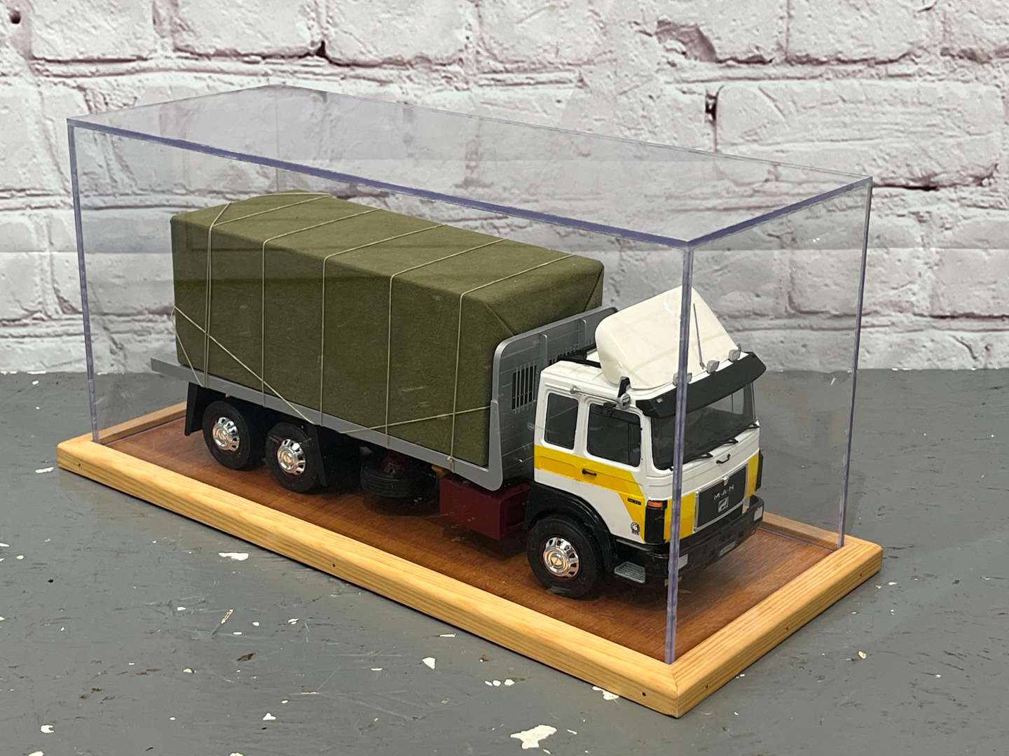 <p>Man Flat Bed Lorry Cased 1:24 Scale</p>