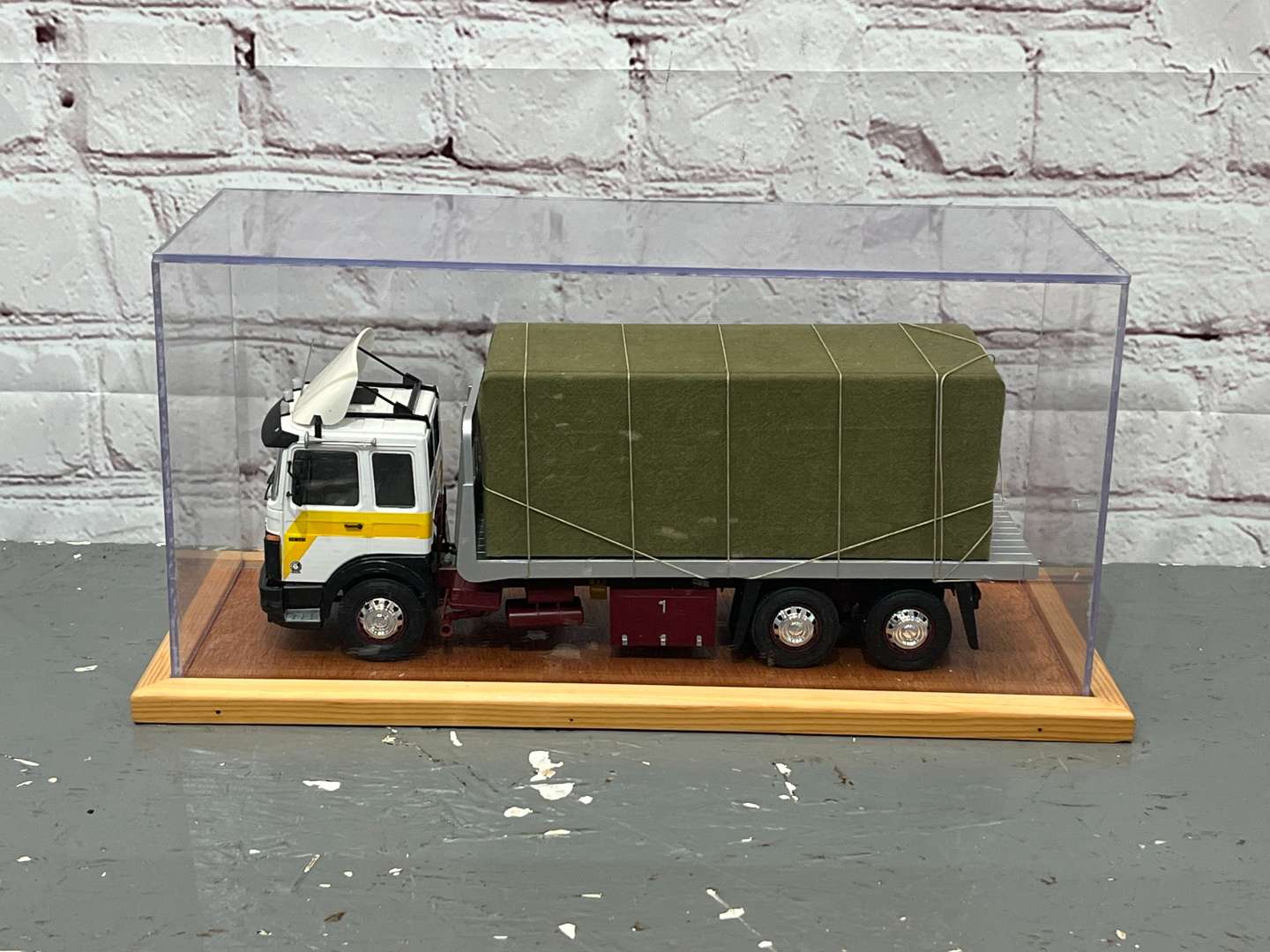 <p>Man Flat Bed Lorry Cased 1:24 Scale</p>
