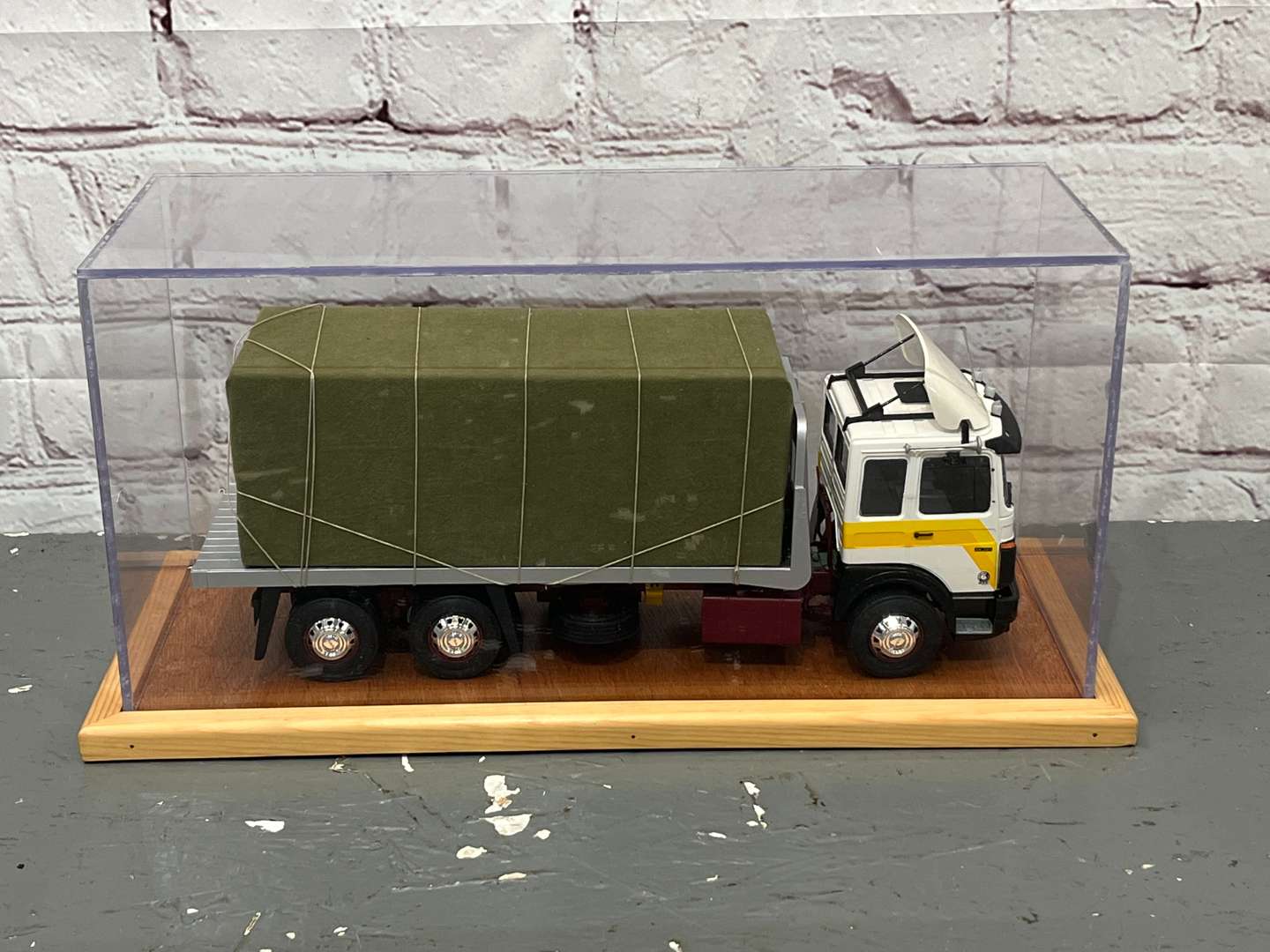 <p>Man Flat Bed Lorry Cased 1:24 Scale</p>