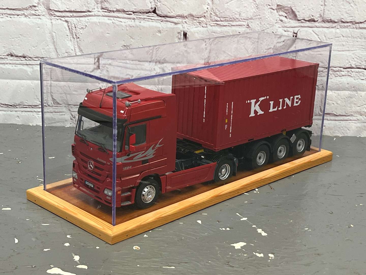 <p>Mercedes Acttos V8 Tractor Unit & Container 1:24 Scale&nbsp;</p>
