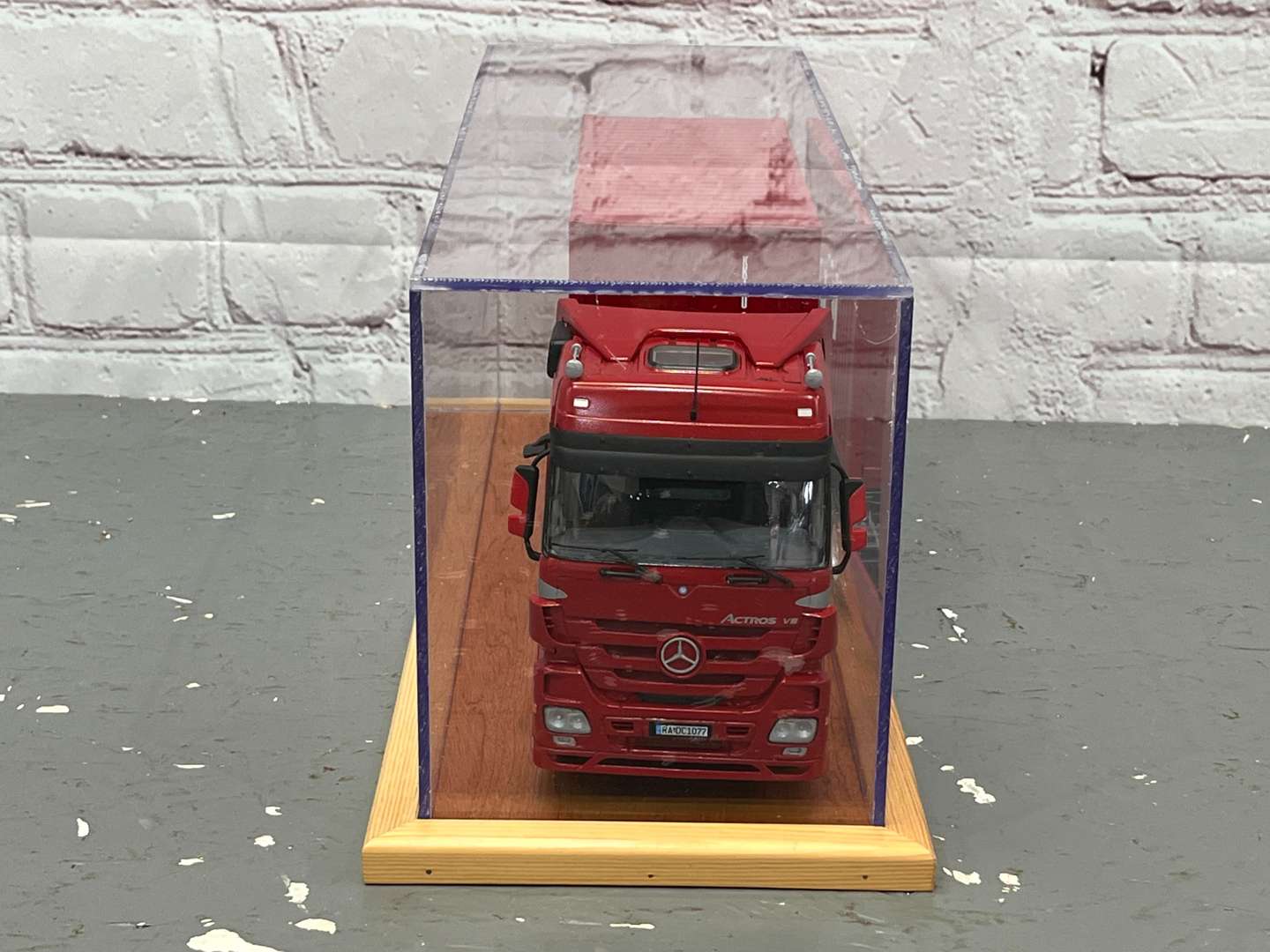 <p>Mercedes Acttos V8 Tractor Unit & Container 1:24 Scale&nbsp;</p>