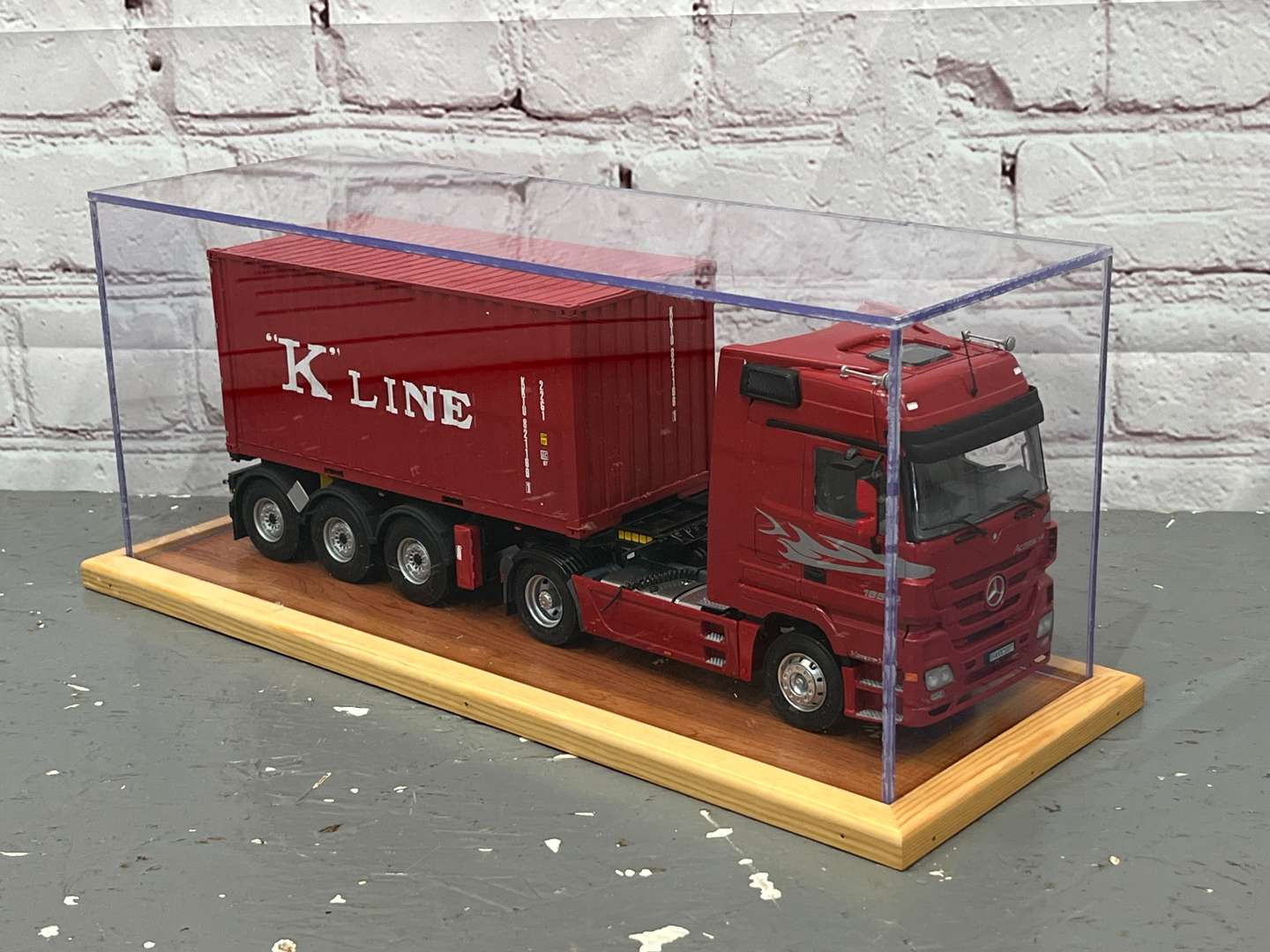 <p>Mercedes Acttos V8 Tractor Unit & Container 1:24 Scale&nbsp;</p>