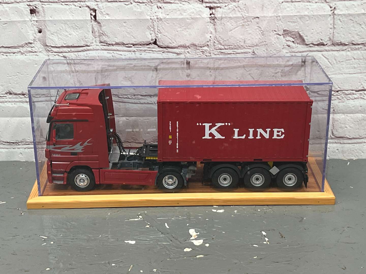 <p>Mercedes Acttos V8 Tractor Unit & Container 1:24 Scale&nbsp;</p>