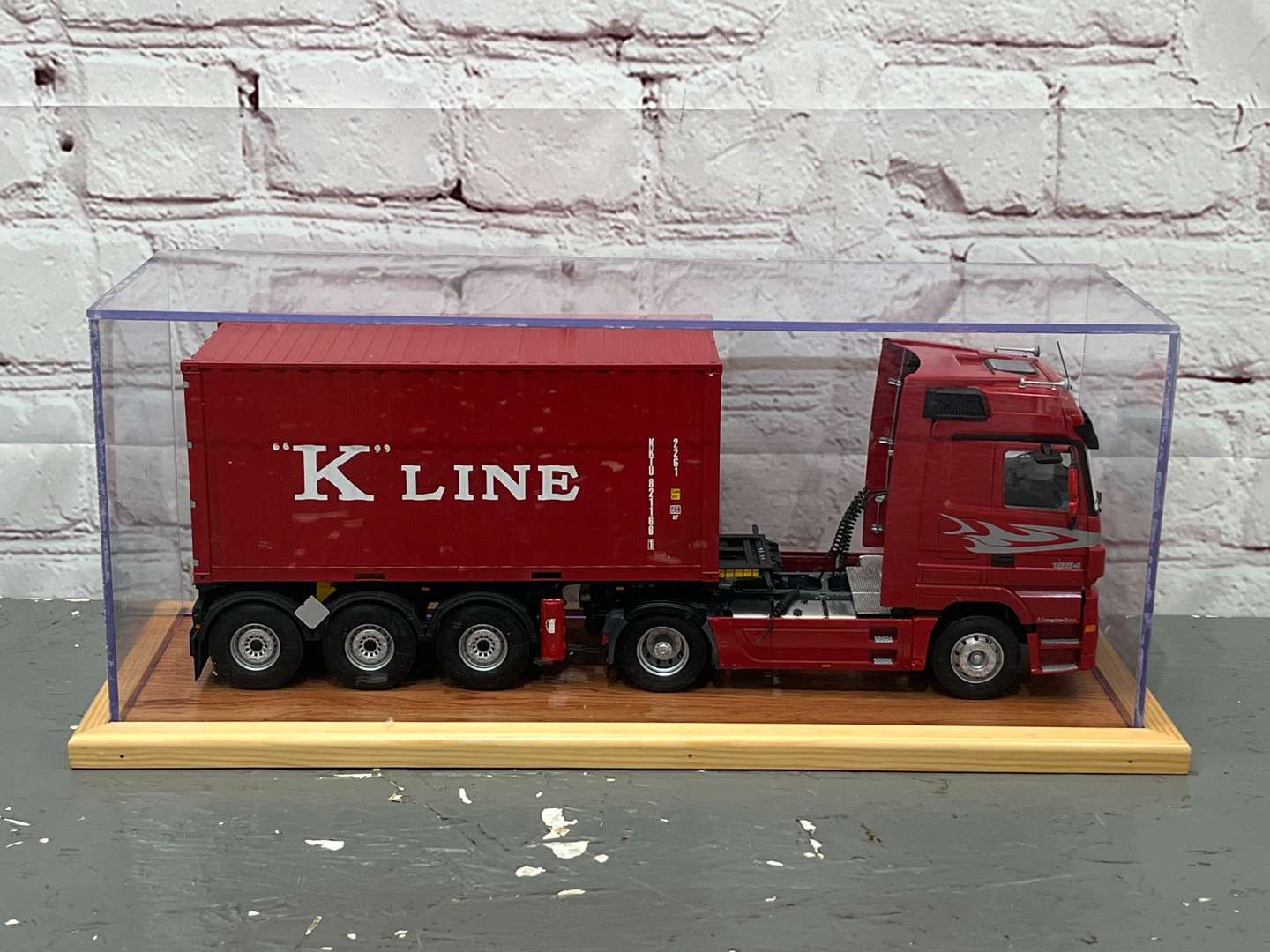 <p>Mercedes Acttos V8 Tractor Unit & Container 1:24 Scale&nbsp;</p>