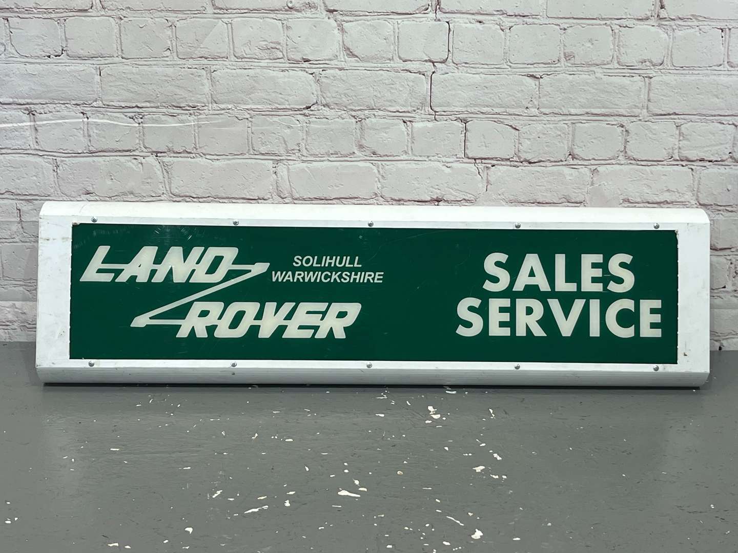 <p>Land Rover Service & Sales Illuminated Sign</p>