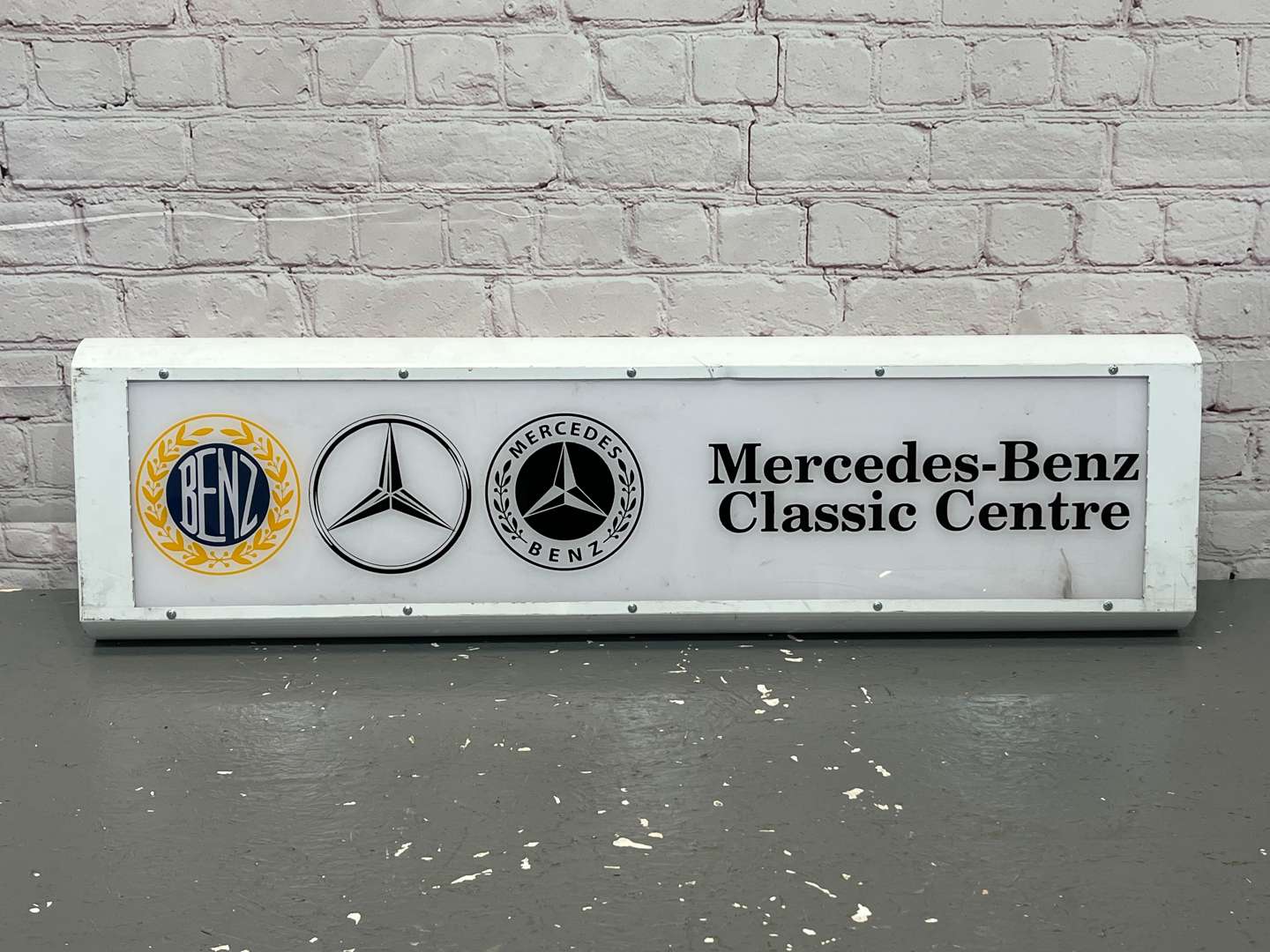 <p>Mercedes Benz Classic Centre Illuminated Sign</p>