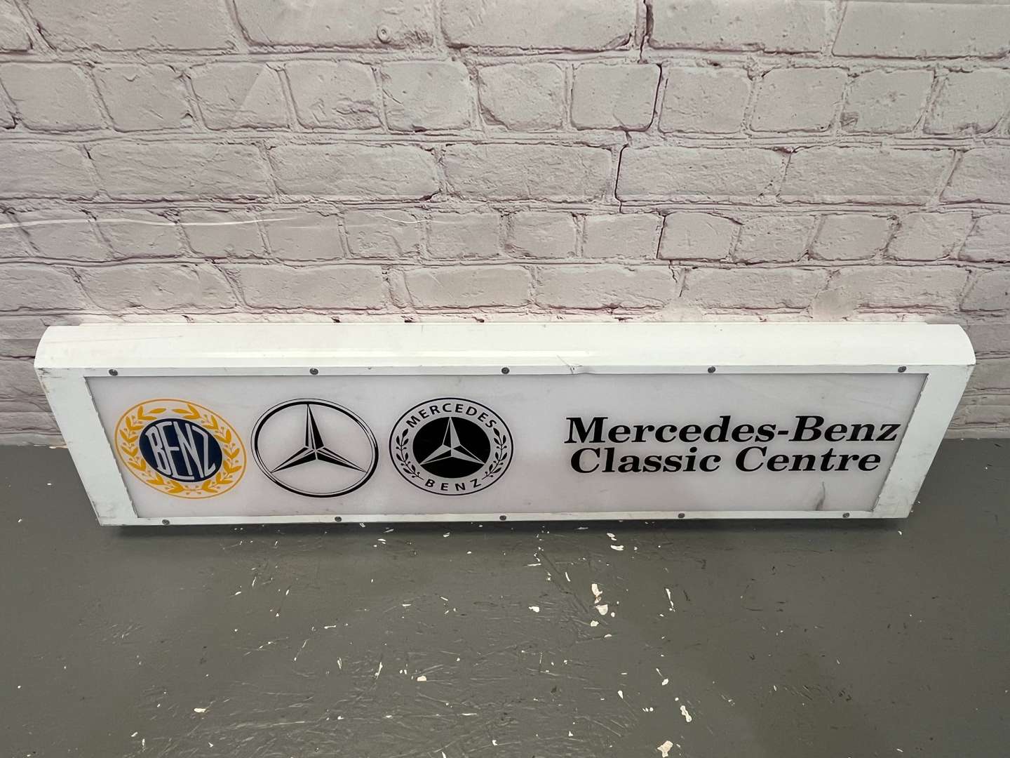 <p>Mercedes Benz Classic Centre Illuminated Sign</p>