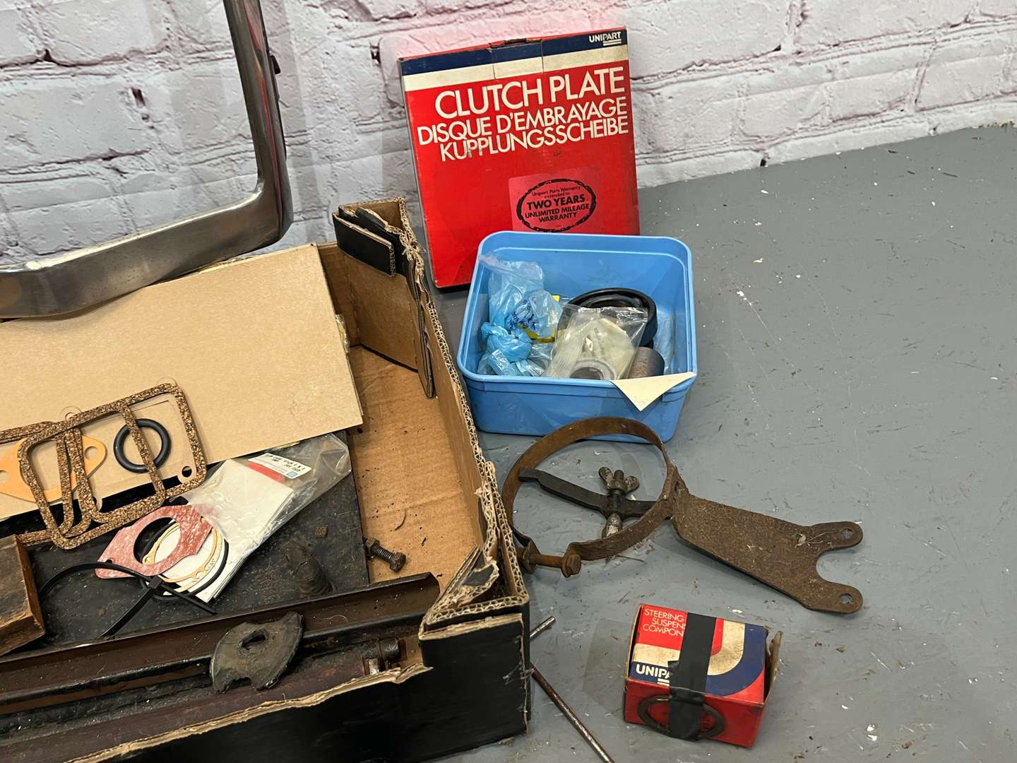<p>Mixed Lot of Riley Grille Surround and Parts</p>