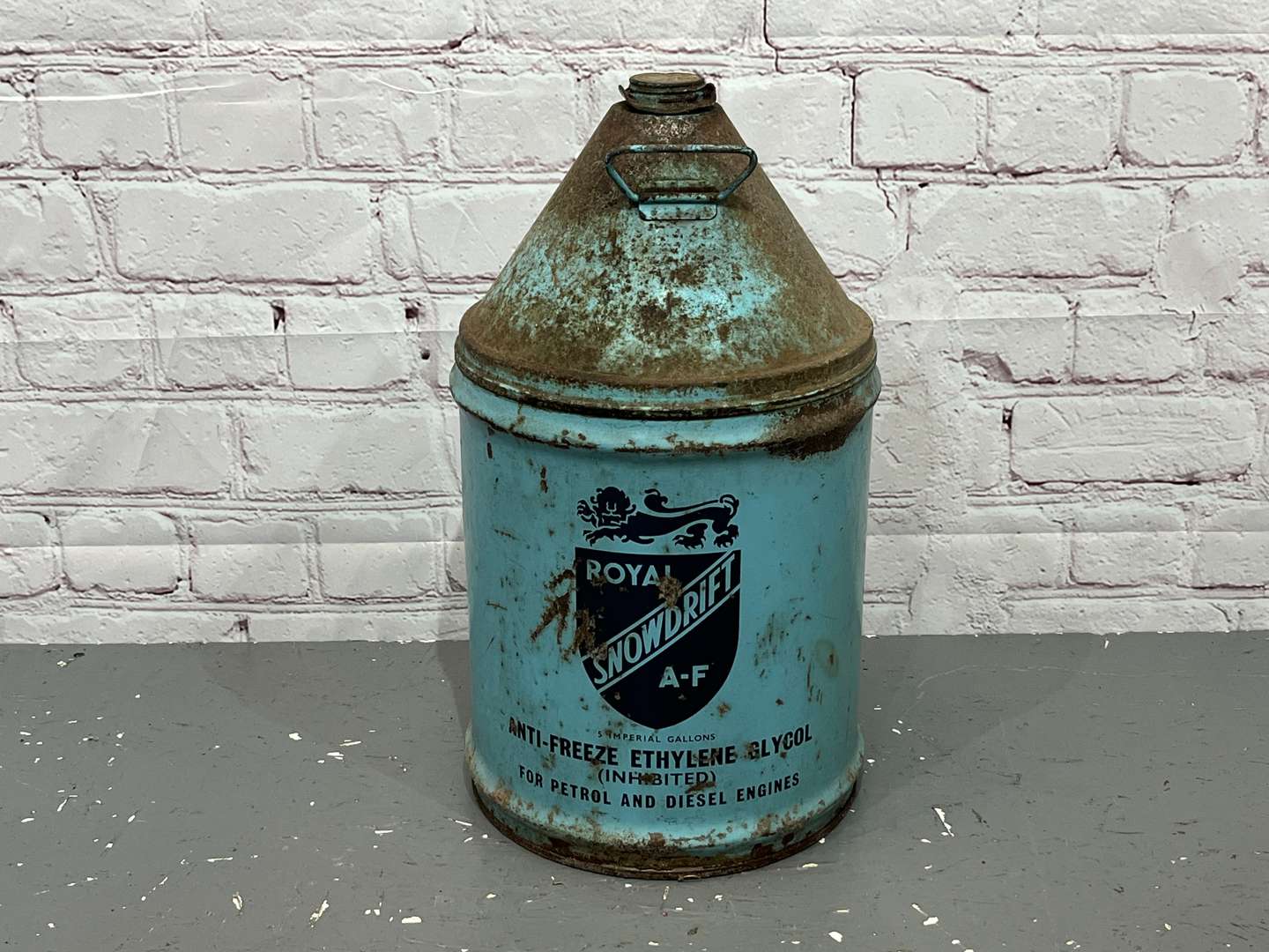 <p>Royal Snowdrift Conical Can</p>