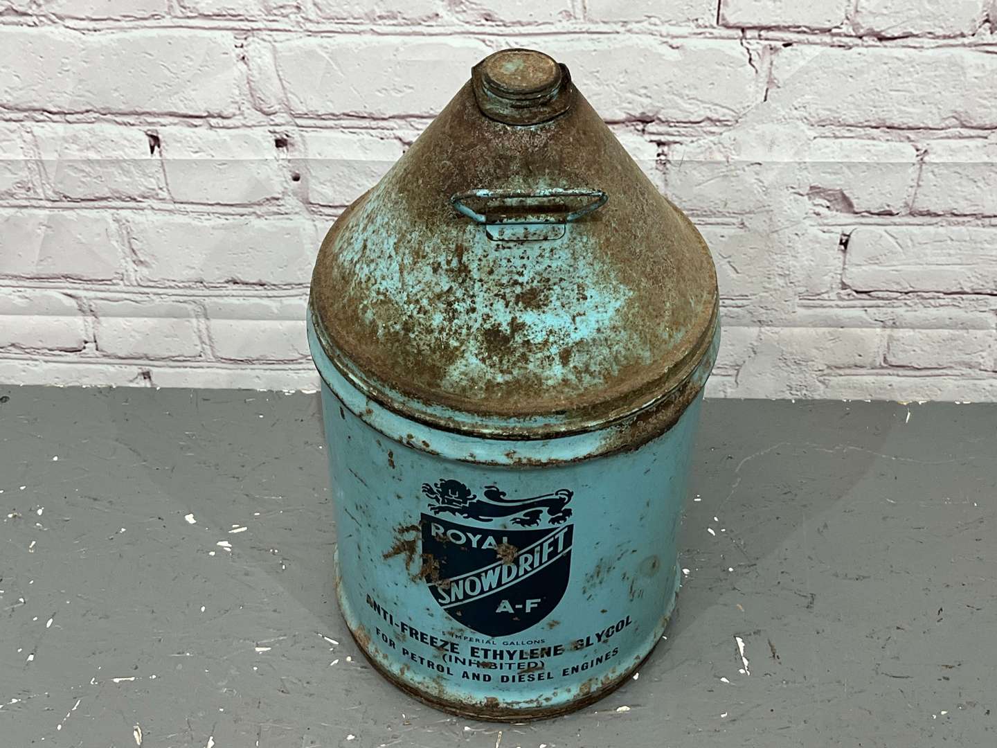 <p>Royal Snowdrift Conical Can</p>