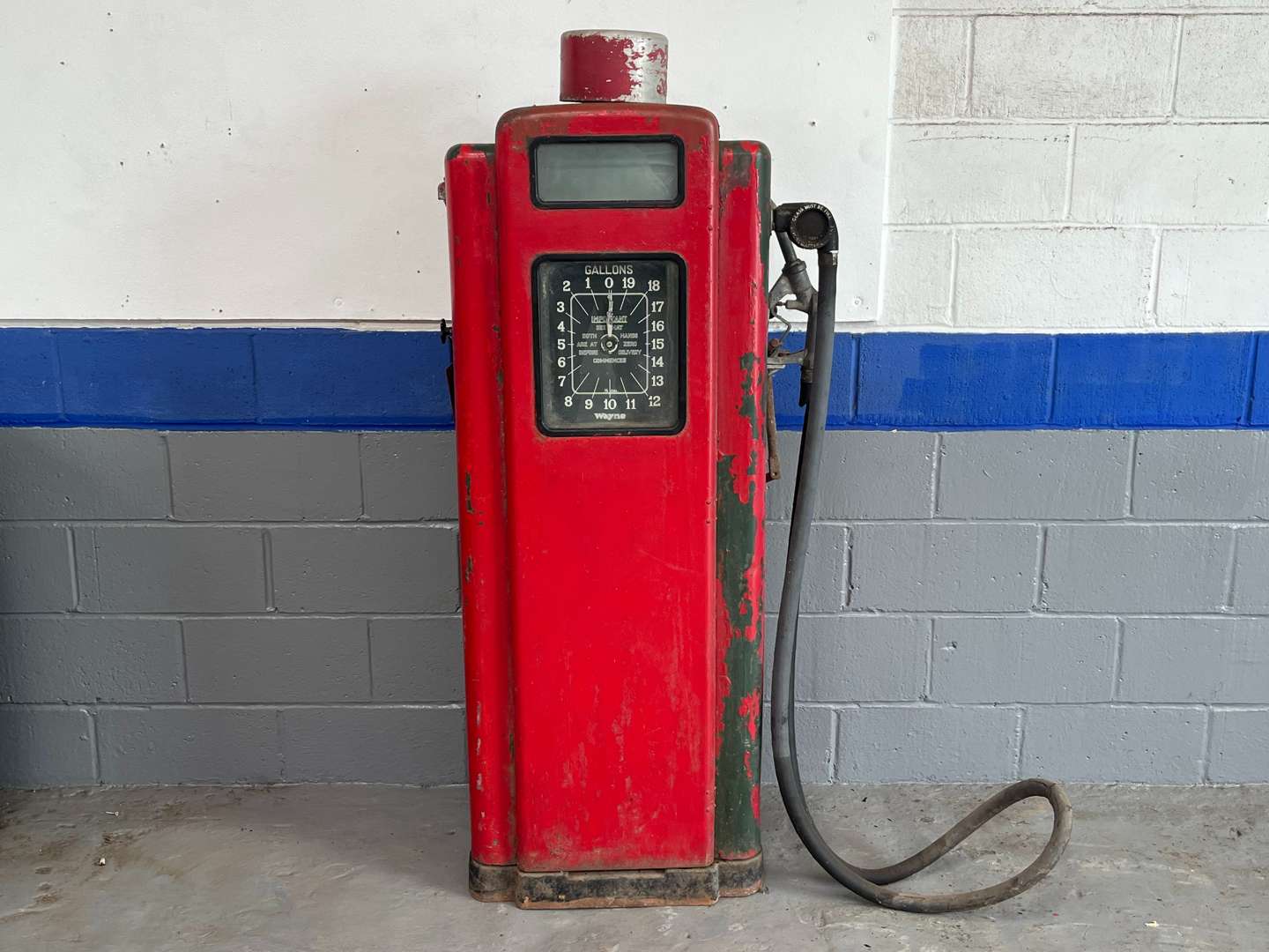 <p>Wayne 1930's Clock Faced Petrol Pump Model 1880</p>