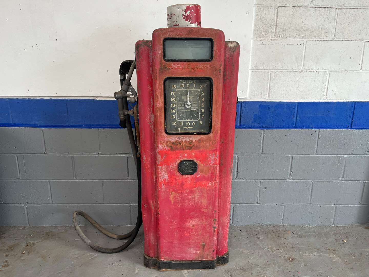 <p>Wayne 1930's Clock Faced Petrol Pump Model 1880</p>