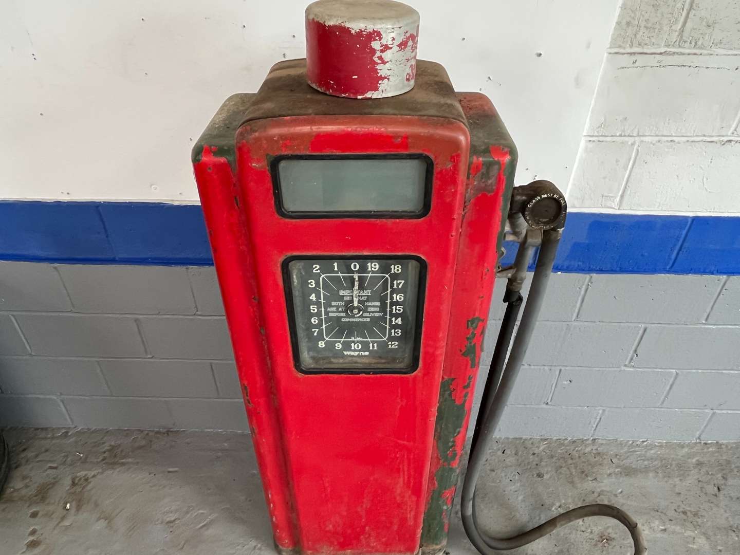 <p>Wayne 1930's Clock Faced Petrol Pump Model 1880</p>