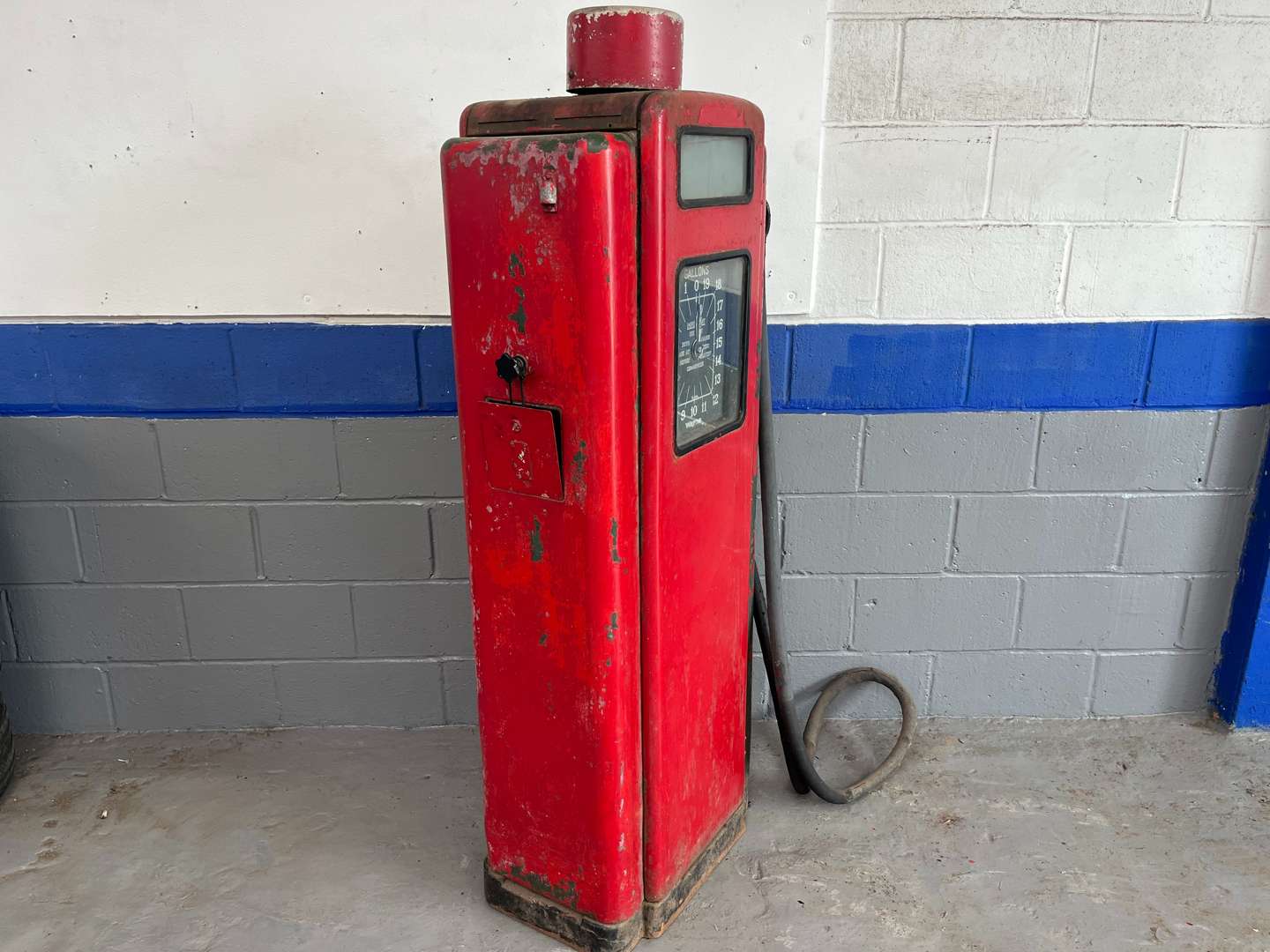 <p>Wayne 1930's Clock Faced Petrol Pump Model 1880</p>