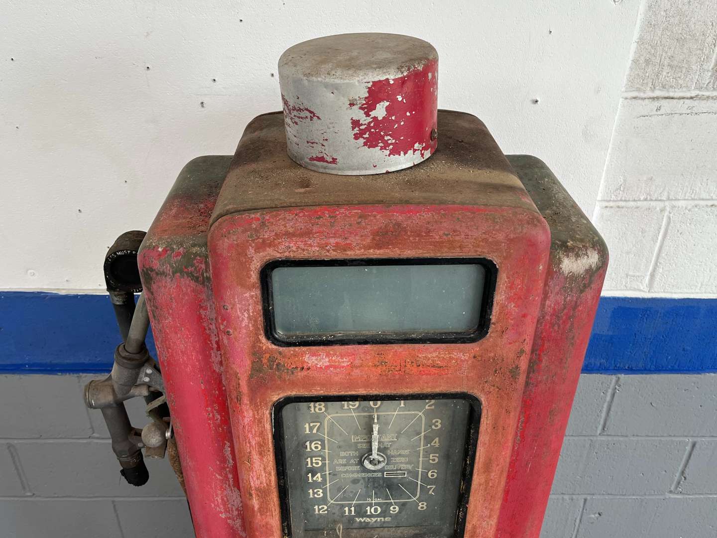 <p>Wayne 1930's Clock Faced Petrol Pump Model 1880</p>