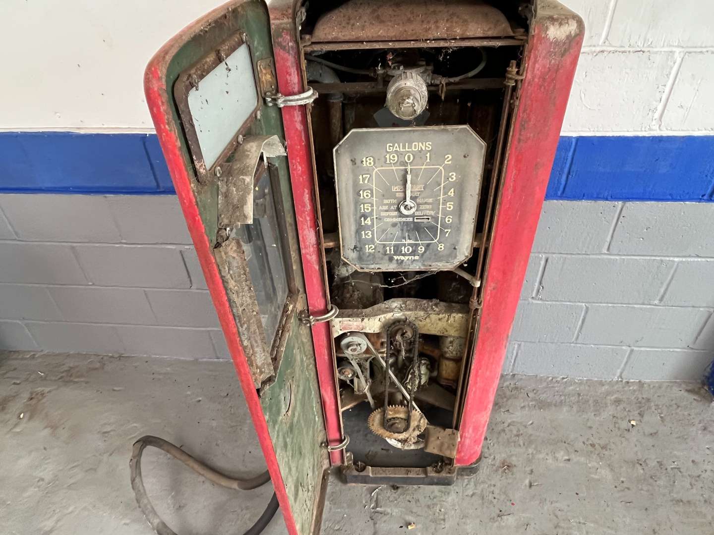 <p>Wayne 1930's Clock Faced Petrol Pump Model 1880</p>