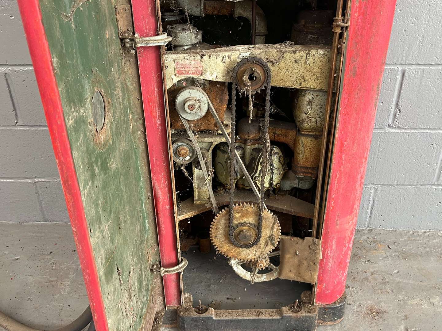 <p>Wayne 1930's Clock Faced Petrol Pump Model 1880</p>