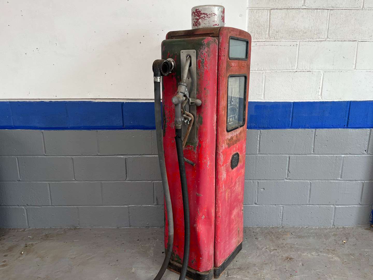 <p>Wayne 1930's Clock Faced Petrol Pump Model 1880</p>