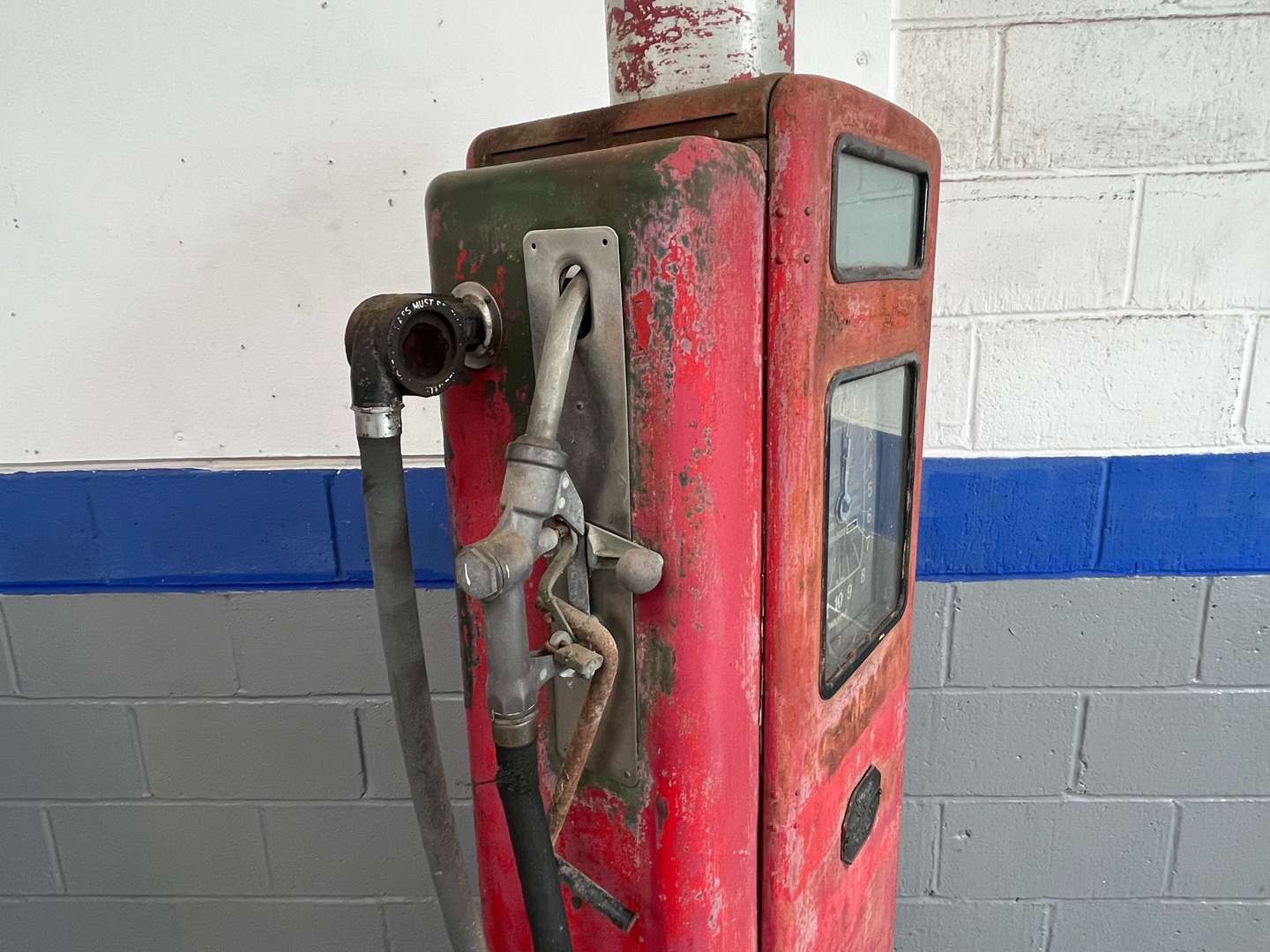 <p>Wayne 1930's Clock Faced Petrol Pump Model 1880</p>