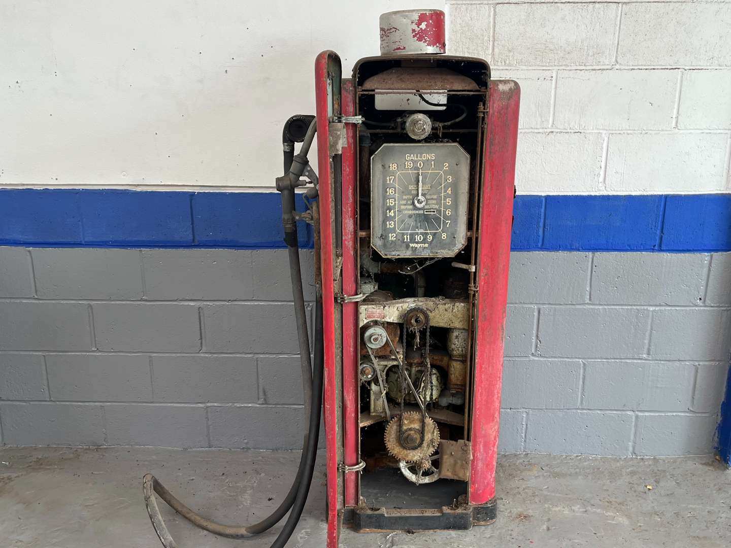 <p>Wayne 1930's Clock Faced Petrol Pump Model 1880</p>