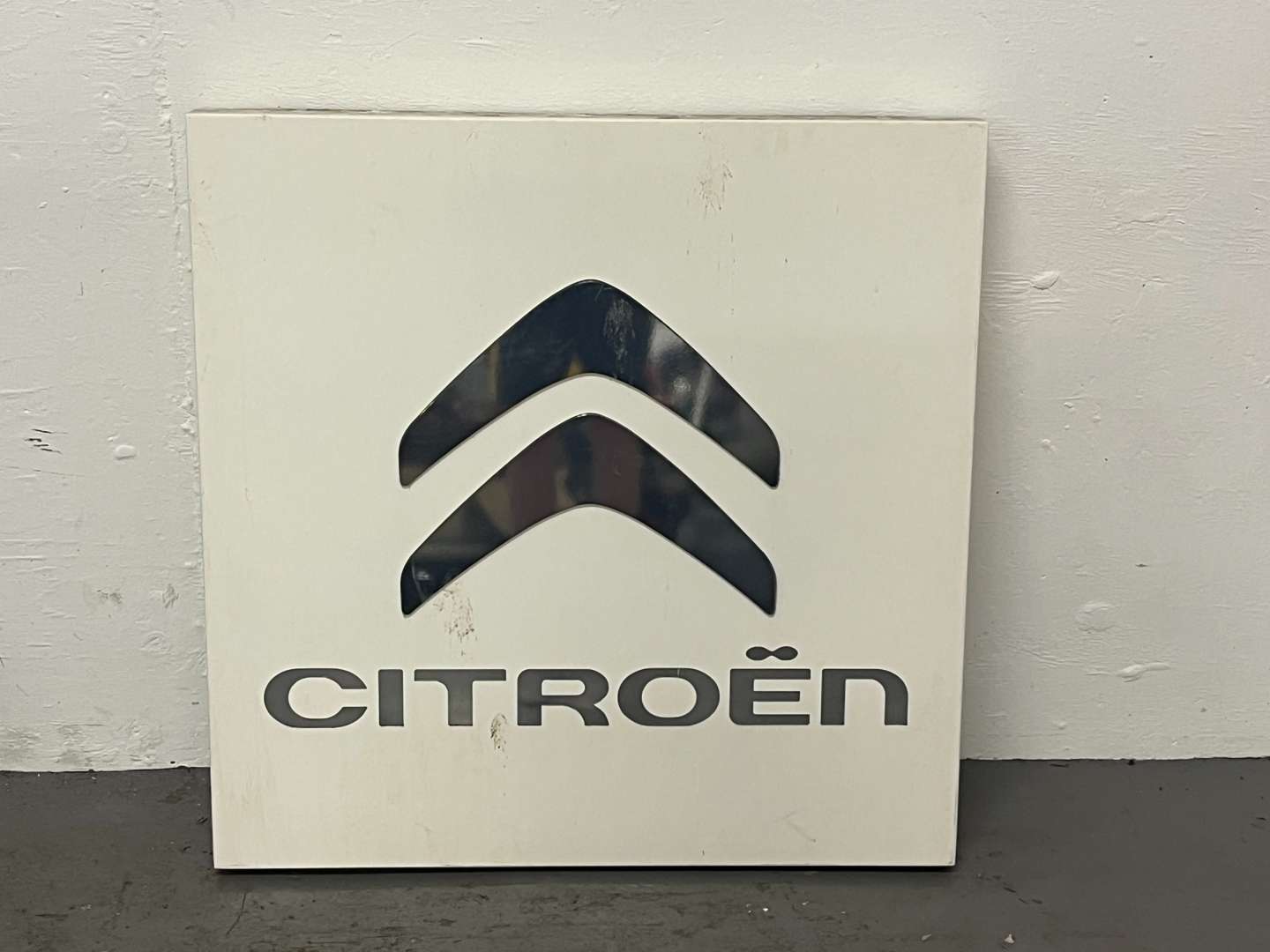 <p>Citroen Dealership Illuminated Sign&nbsp;</p>