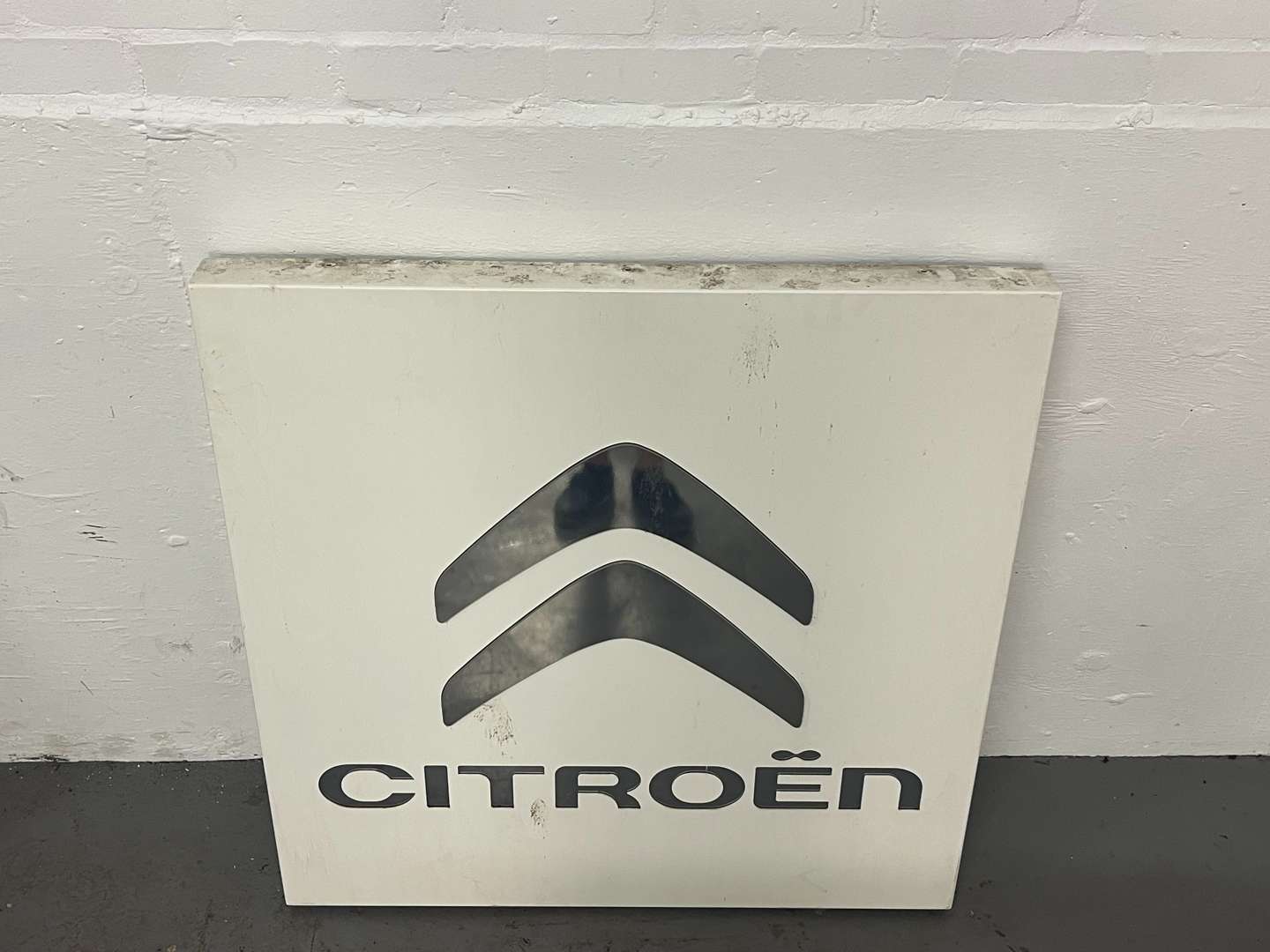 <p>Citroen Dealership Illuminated Sign&nbsp;</p>