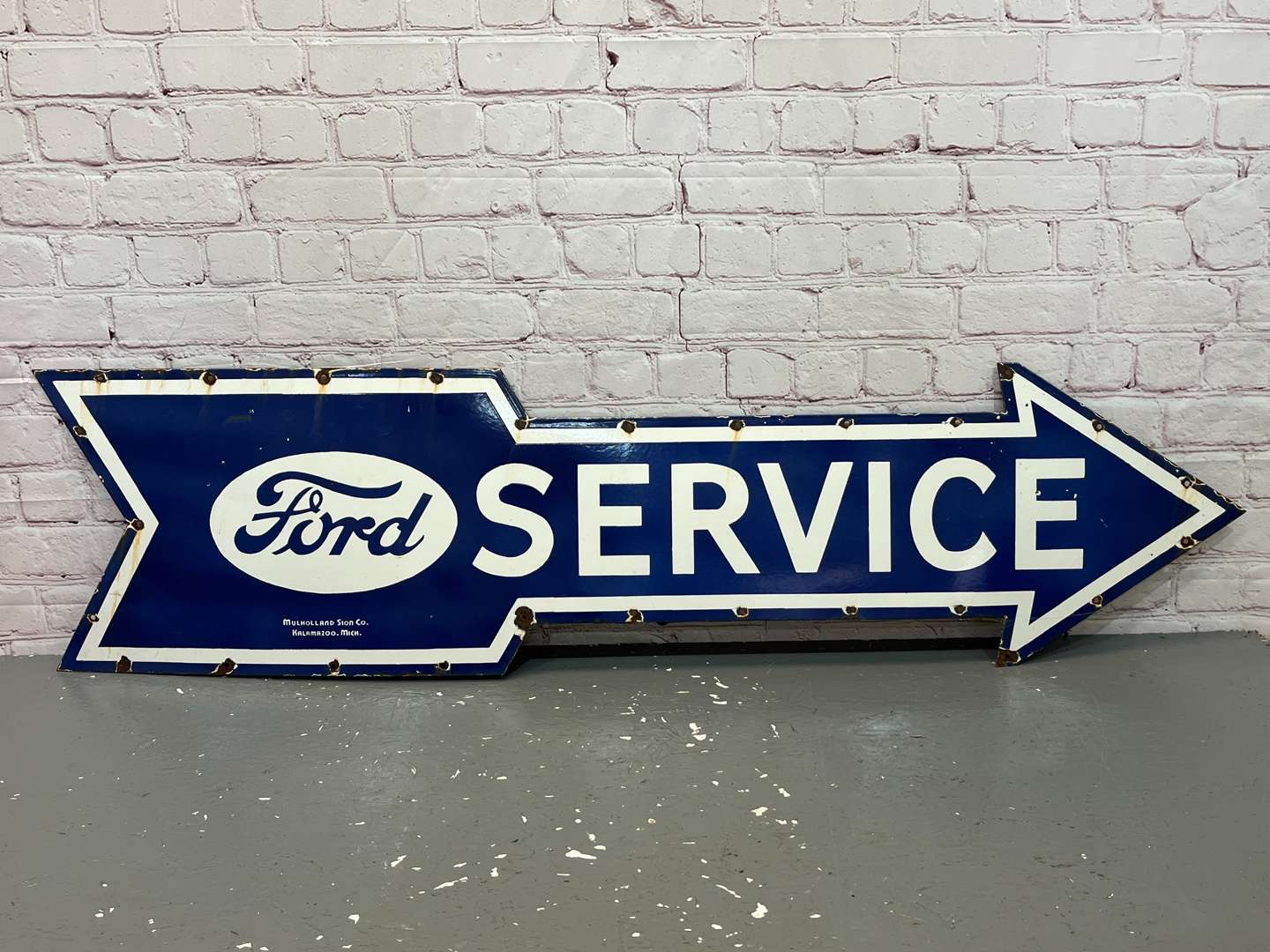 <p>Ford Service Directional Arrow Enamel Sign</p>