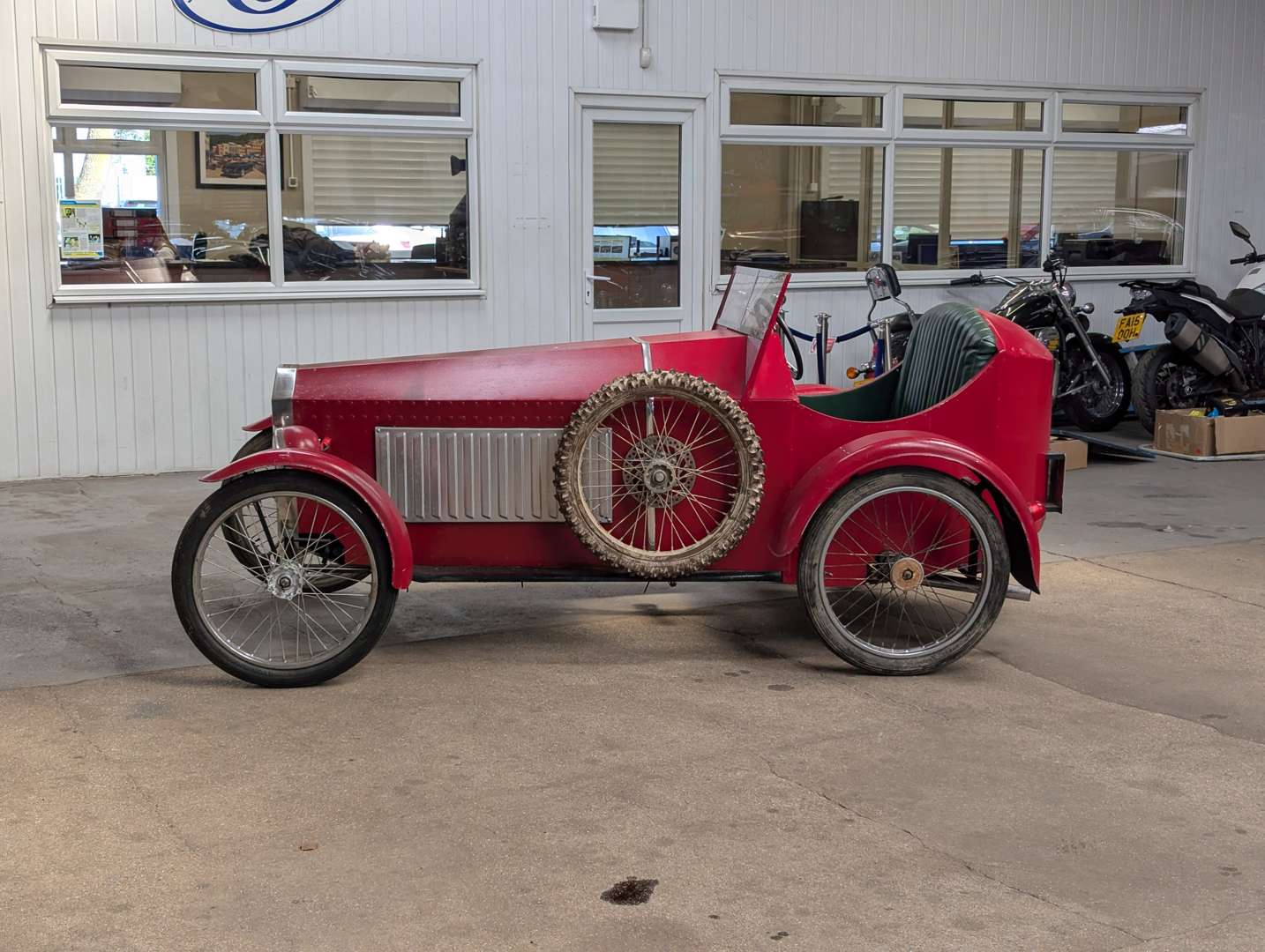 <p>MG Styled Vintage Large Scale Two Seater Pedal Car</p>