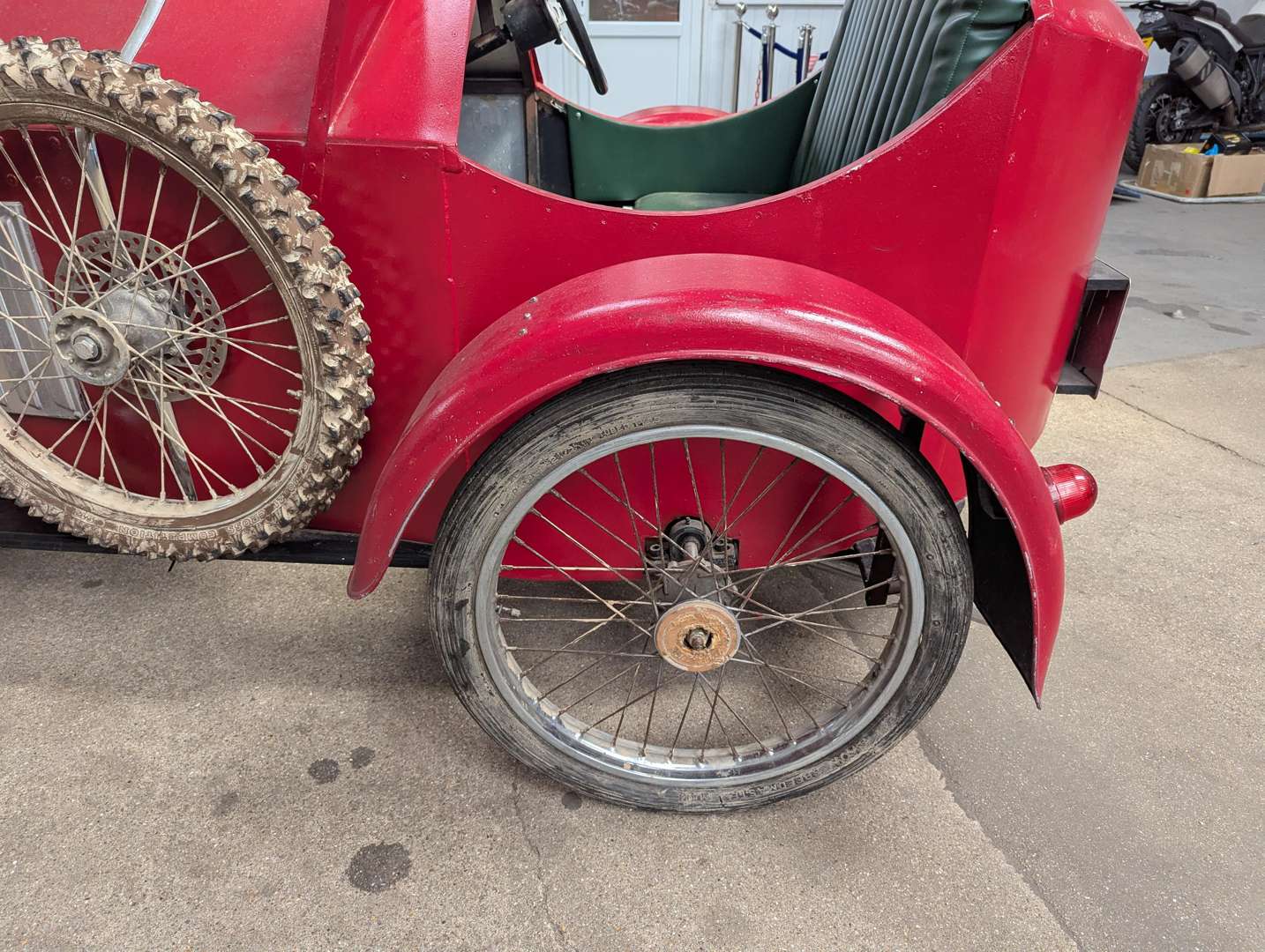 <p>MG Styled Vintage Large Scale Two Seater Pedal Car</p>