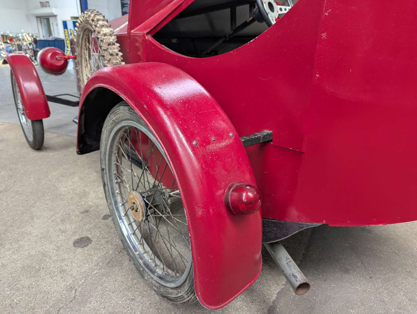 <p>MG Styled Vintage Large Scale Two Seater Pedal Car</p>