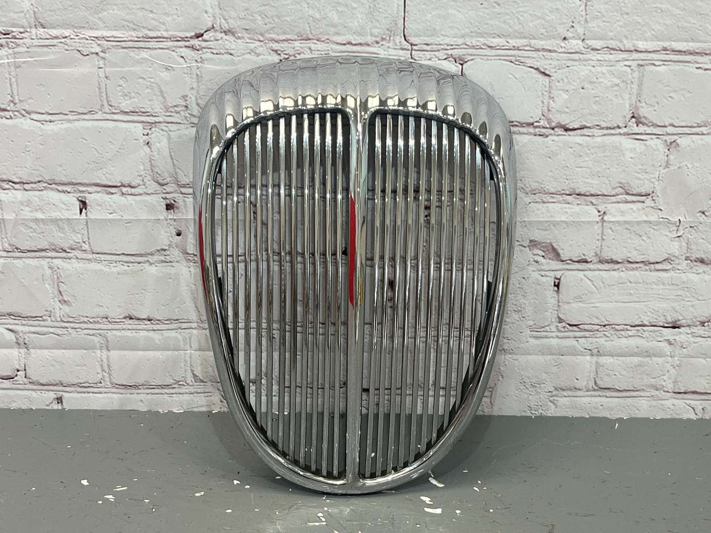 <p>Daimler 250 V8 Chrome Grille&nbsp;</p>