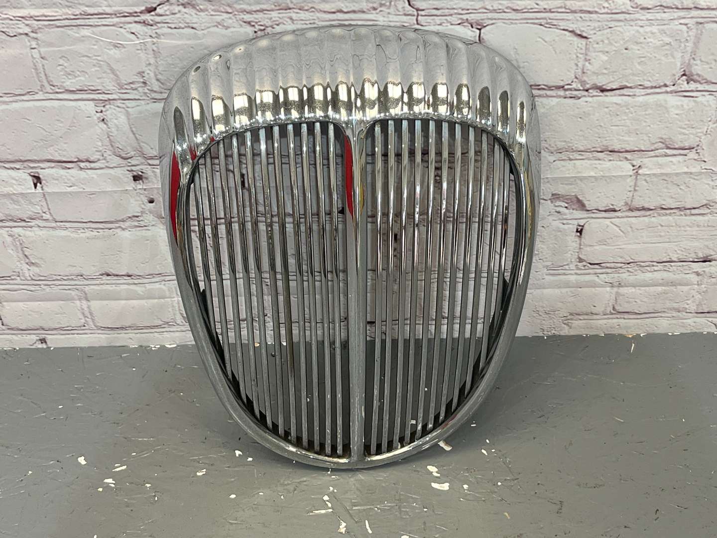 <p>Daimler 250 V8 Chrome Grille&nbsp;</p>