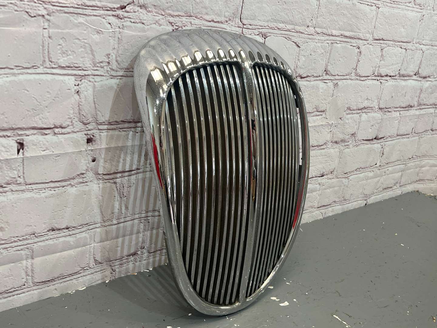 <p>Daimler 250 V8 Chrome Grille&nbsp;</p>