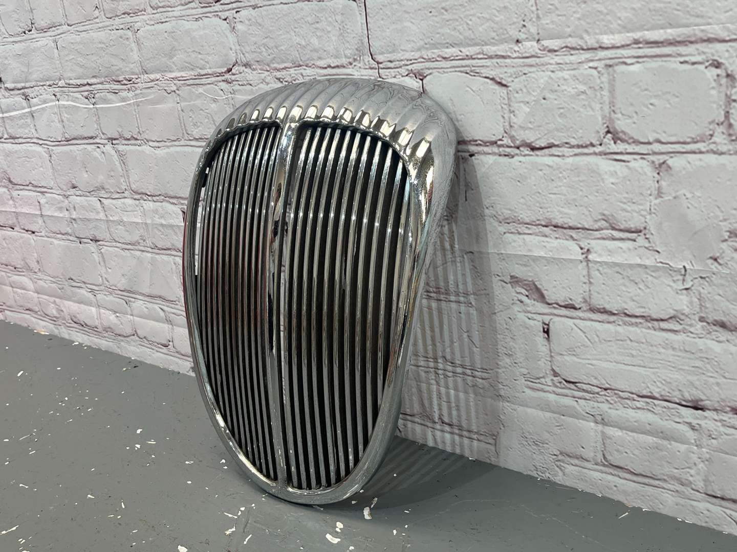 <p>Daimler 250 V8 Chrome Grille&nbsp;</p>
