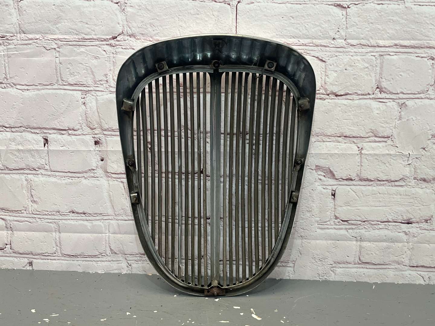 <p>Daimler 250 V8 Chrome Grille&nbsp;</p>