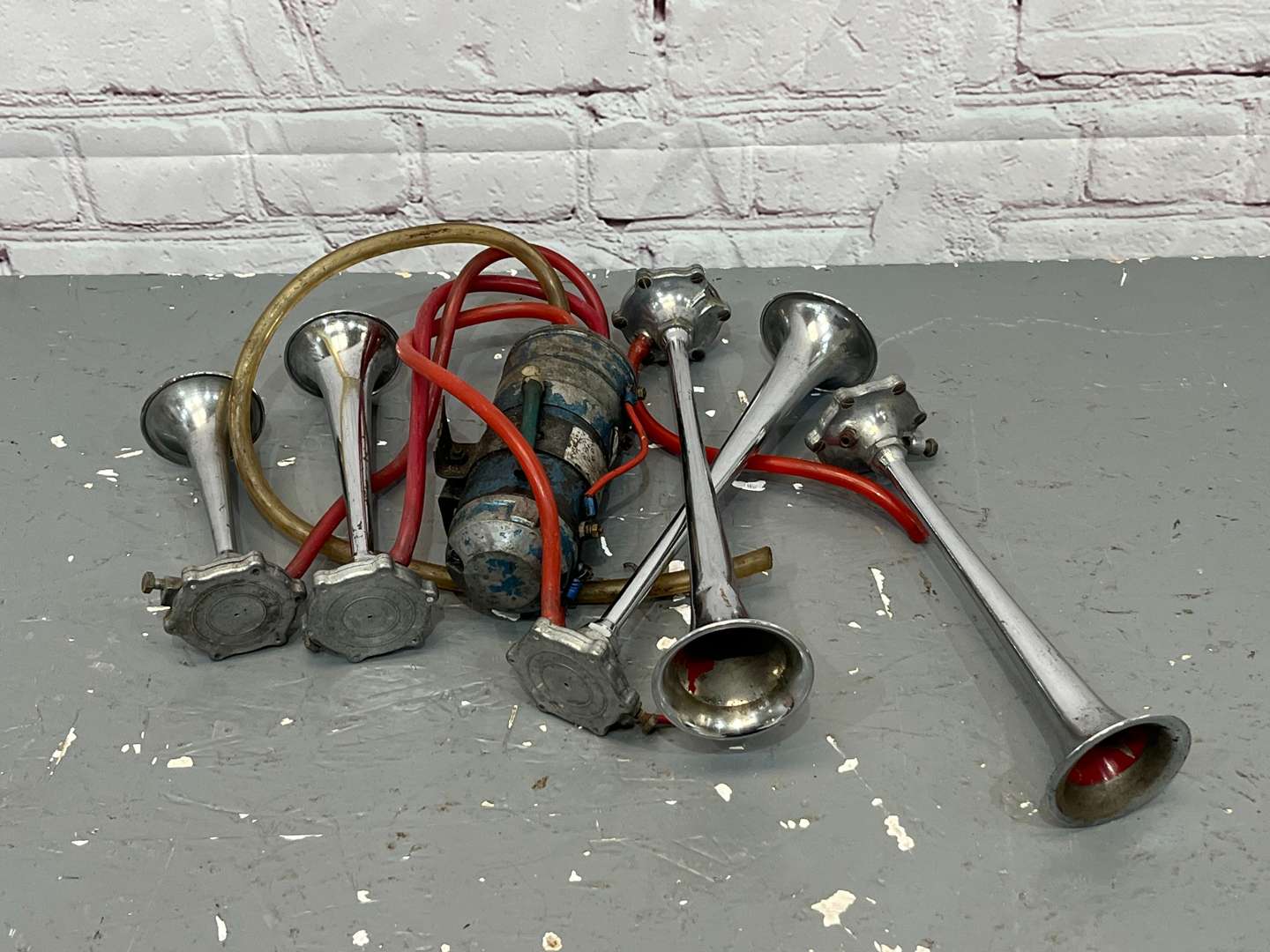 <p>Set of Air Horns</p>