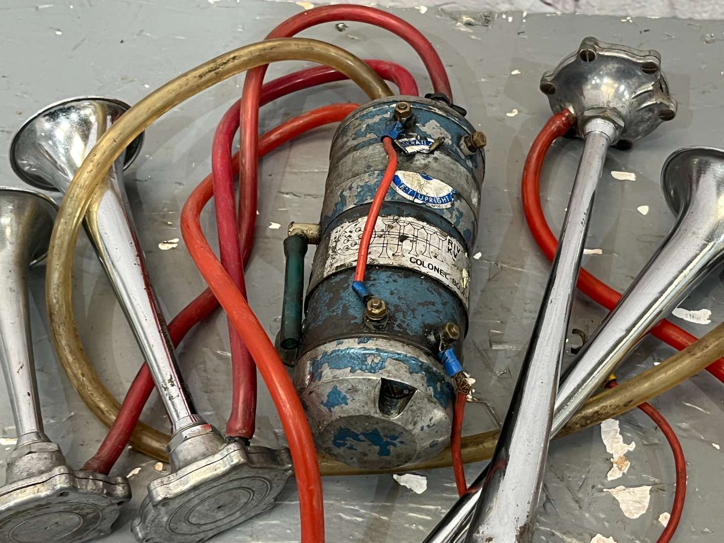 <p>Set of Air Horns</p>