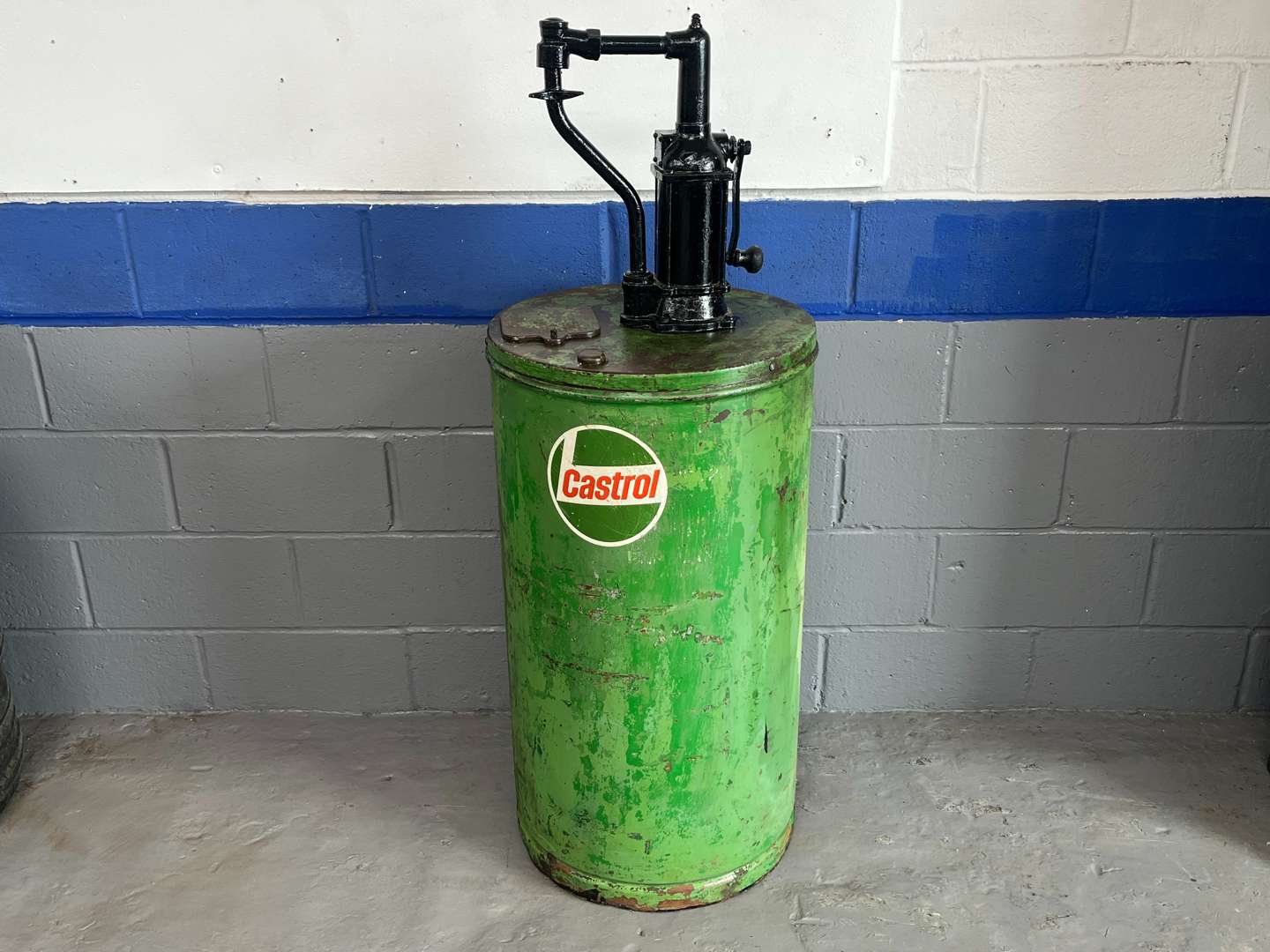 <p>Castrol Oil Dispensing Drum&nbsp;</p>