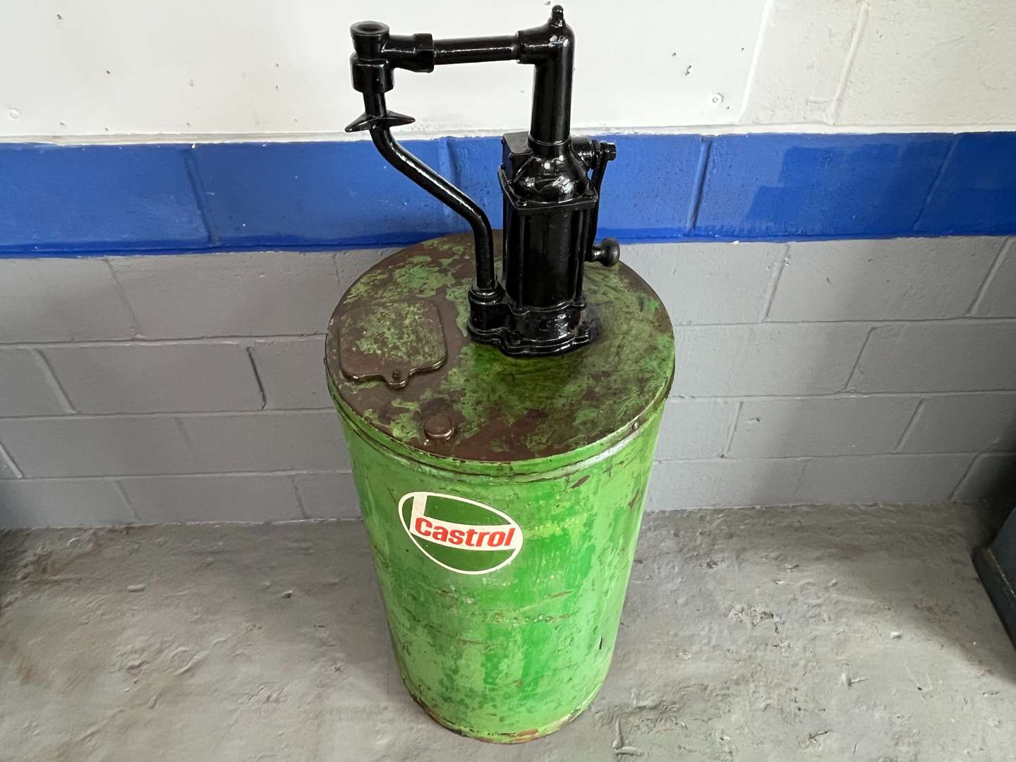<p>Castrol Oil Dispensing Drum&nbsp;</p>