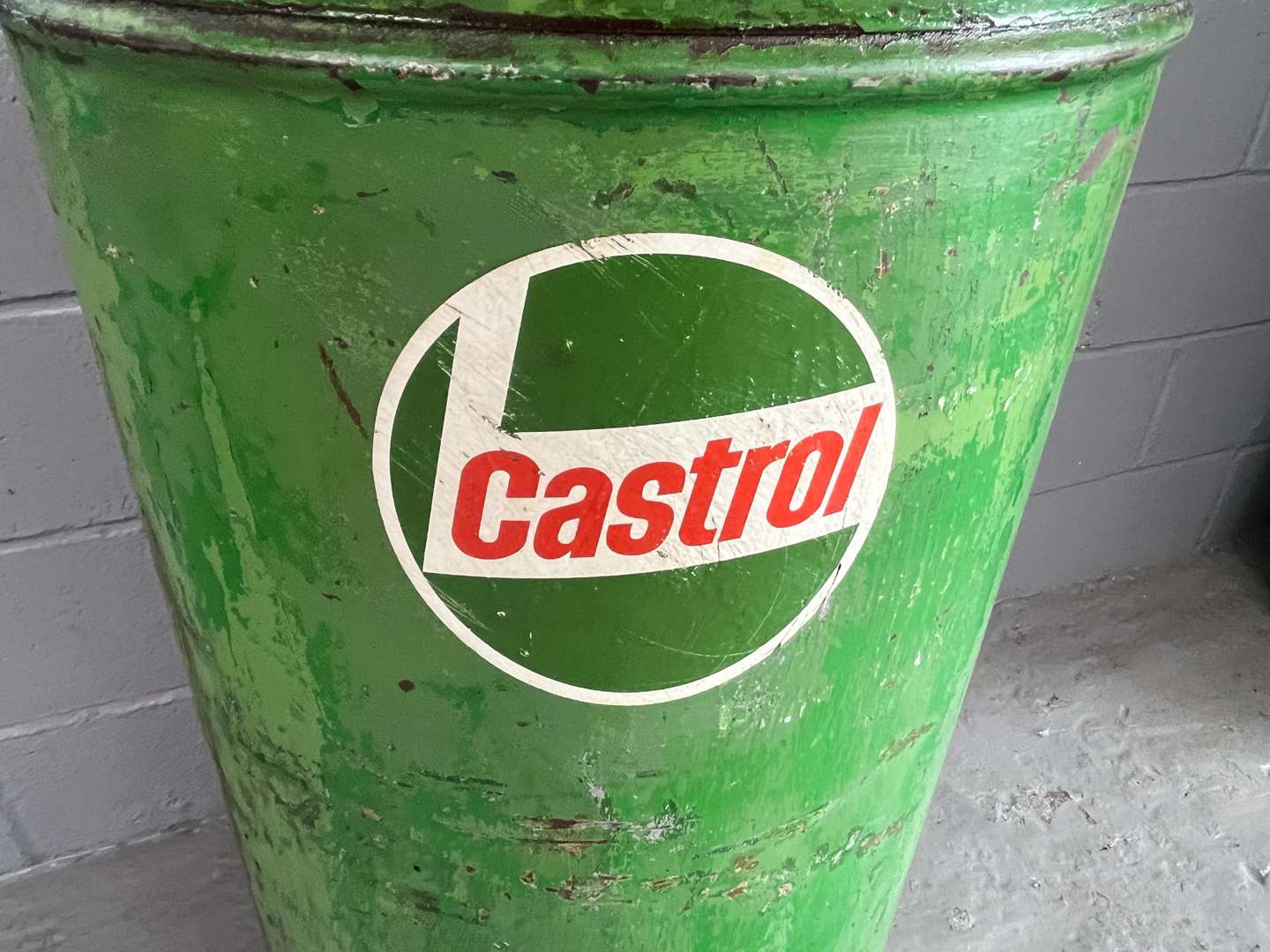 <p>Castrol Oil Dispensing Drum&nbsp;</p>