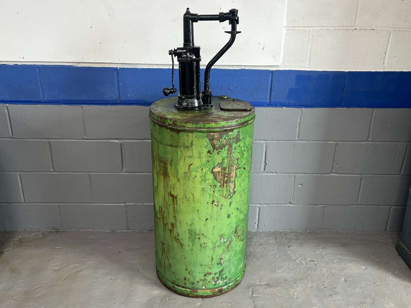 <p>Castrol Oil Dispensing Drum&nbsp;</p>