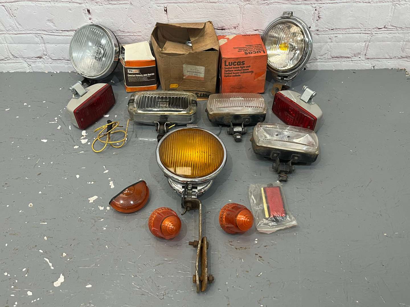 <p>Mixed Lot of Assorted Car Lights</p>
